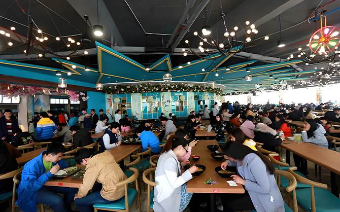 高校食堂承包行業(yè)整體資金投入在裝修上，以圖為例，學(xué)校食堂環(huán)境優(yōu)美。