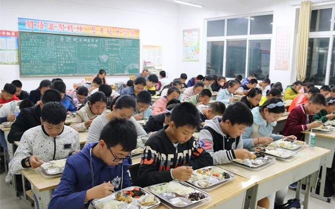 學生在教室用餐圖片